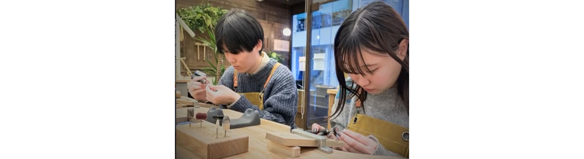 長崎の女子旅や家族旅行、カップルでの思い出作りに！レトロな長崎の街並みや美味しい食文化を満喫した後は、うつくしみ長崎店で世界にひとつだけのオリジナルリング作りを体験。雨の日でも楽しめる屋内アクティビティとして大変人気です。
