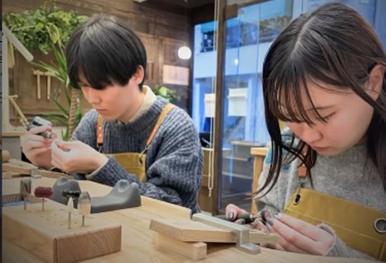 長崎の女子旅や家族旅行、カップルでの思い出作りに！レトロな長崎の街並みや美味しい食文化を満喫した後は、うつくしみ長崎店で世界にひとつだけのオリジナルリング作りを体験。雨の日でも楽しめる屋内アクティビティとして大変人気です。