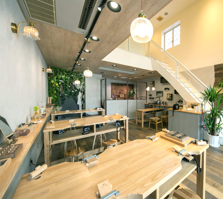 長崎で手作り結婚指輪・婚約指輪なら「うつくしみ長崎店」。1日2組限定の特別な空間で、プラチナや18金を使った本格的な指輪作りをお届けします。熟練スタッフの丁寧なサポートと安心のアフターサービス一生保証。